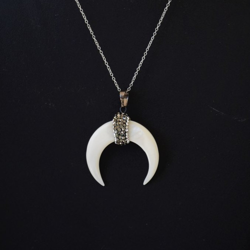 Collier lune  nacre blanche  argent 925 pendentif de 4 cm avec strass