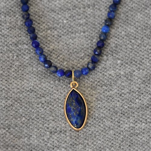 Collier ras du cou lapis-lazuli pendentif (placage or)