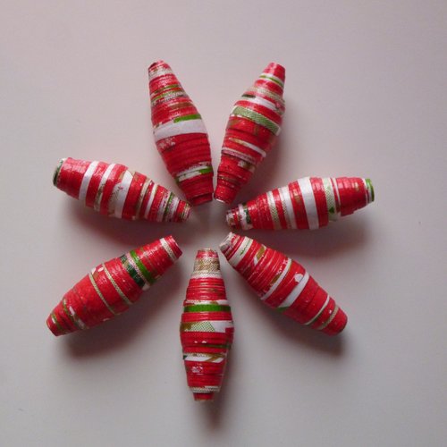 Lot "christmas" de 7 perles de papier recyclé rouge avec d'autres couleurs, imperméabilisées par un vernis "triple gloss"