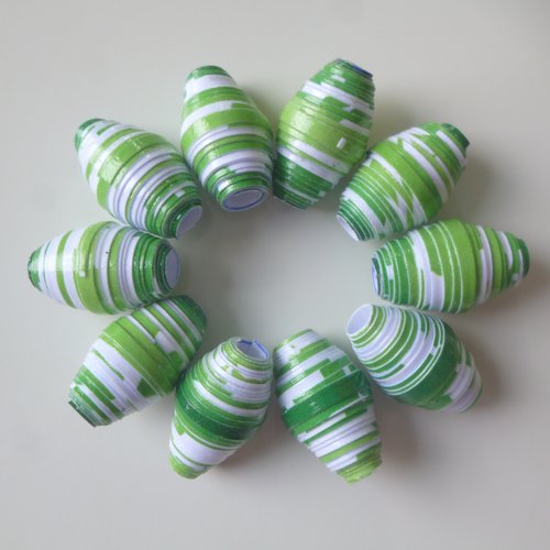 Lot "vert et blanc" de 10 perles de papier recyclé vertes striées de blanc vernies conçues main