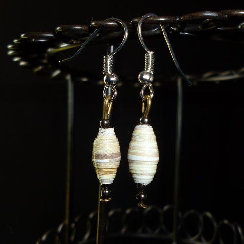 Boucles d'oreilles "sahara" de perles de papier couleur sable et de perles métalliques noires
