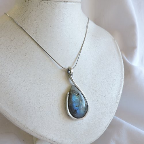 Collier avec un pendentif en forme de goutte en labradorite ,pierre naturelle au reflets bleu