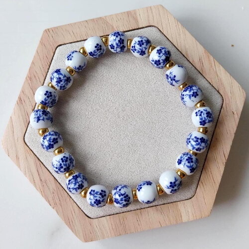 Bracelet extensible en perles céramique bleue et blanche.  perles dorés en acier inoxydable 316.