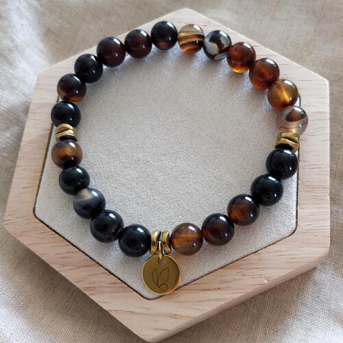 Bracelet extensible en pierre naturelle d'agate rayée café, perles hématites heishi dorées, breloque papillon en acier inoxydable.  .