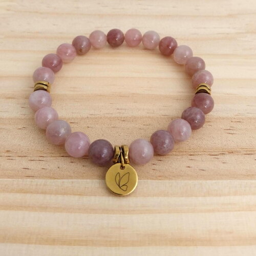 Bracelet extensible quartz rose naturel. médaille en acier inoxydable dorée gravée d’un papillon.