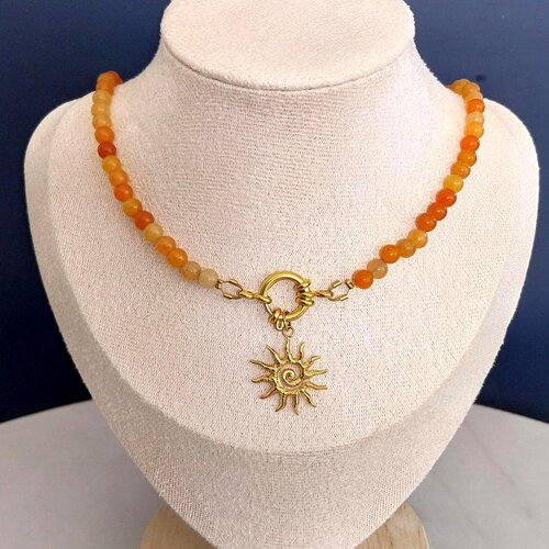 Collier femme ras de cou en aventurine orange naturelle. pendentif soleil en acier inoxydable doré.