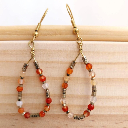 Boucles d'oreilles pendantes en cornaline et hématite naturelles. forme goutte montée sur fil en laiton doré anti-ternissement