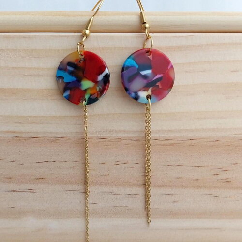 Boucles d'oreilles pendantes en acétate et acier inoxydable. bijou fantaisie femme avec chaine dorée.