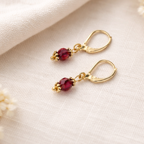 Boucles d’oreilles dormeuses dorées perle rouge facettée – élégantes & raffinées
