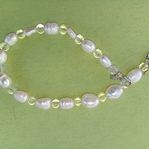 Bracelet perles de culture et cristal de roche, sur le fil de pêche, 18cm