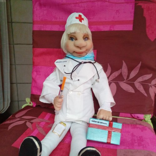 Poupee infirmiere