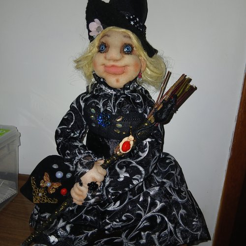 Poupée porte-bonheur, sorcière