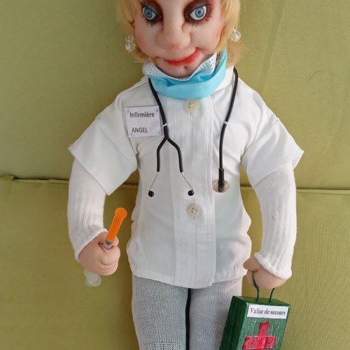 Poupée infirmière