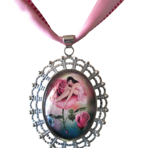 Pendentif cabochon fée et roses