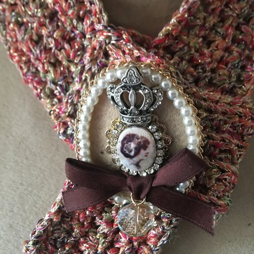 Echarpe bijou et sa broche royale amovible