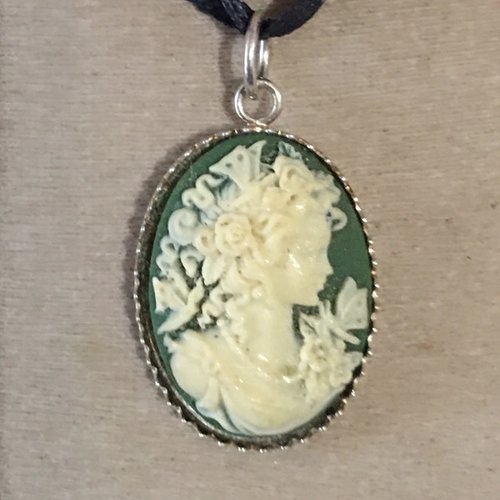 Pendentif camée argent 925 ième jeune fille au papillon