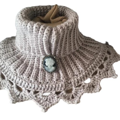 Col victorien gris crocheté main et sa broche camée amovible