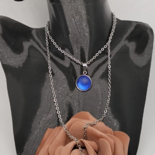 Collier pendentif bleu, résine