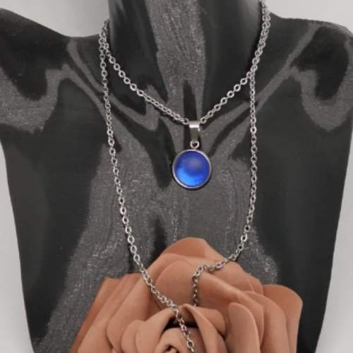 Collier pendentif bleu, résine
