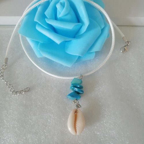 Collier, avec des pierres en  coquillage bleu et 1 pendentif en coquillage de couleur crème