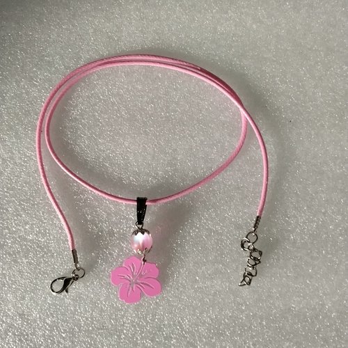Collier hibiscus et perles en cristal quartz