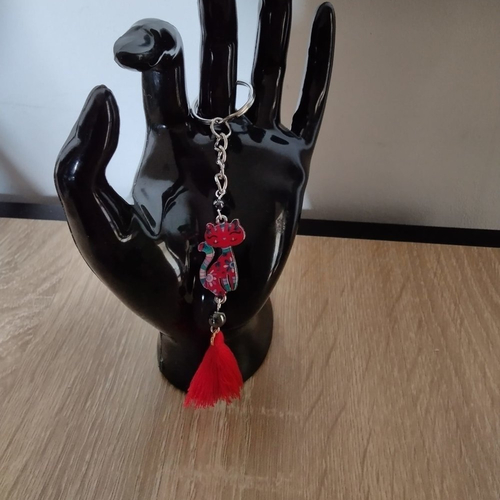 Porte clé pompon, avec 1 chat rouge  et perles en hématite.