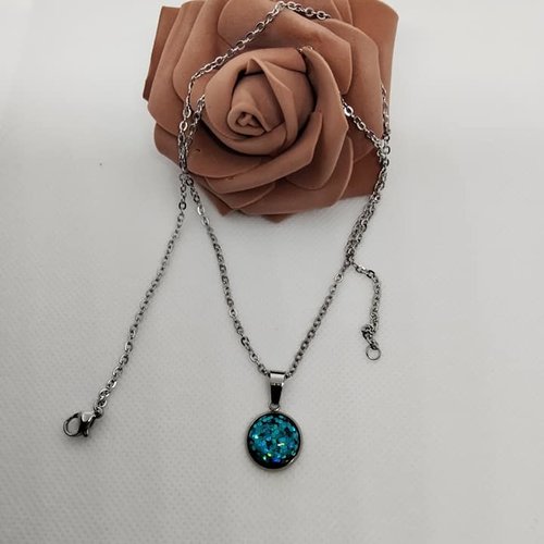 Collier cabochon, résine