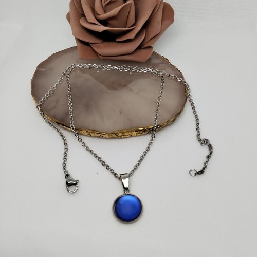 Collier pendentif bleu, résine
