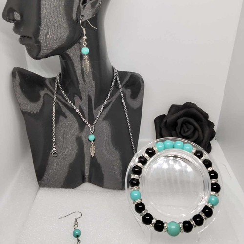Parure perles, breloque plume