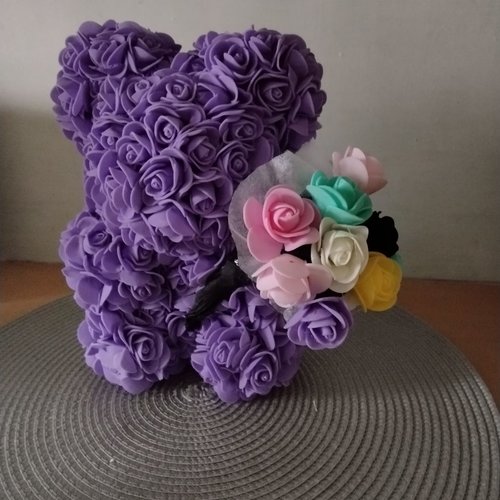 Ours, avec roses en mousse