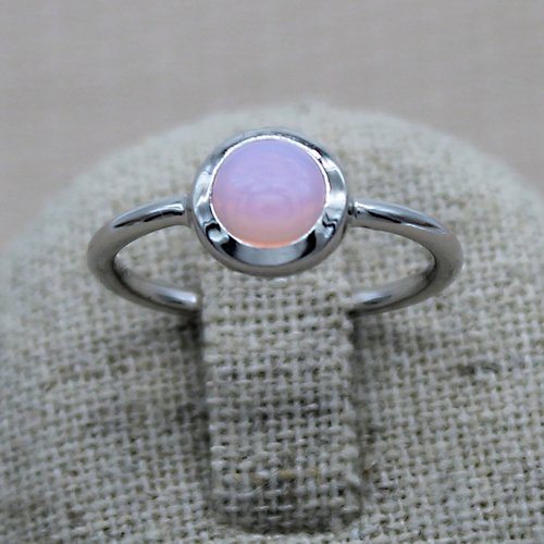 Petite bague en quartz rose sur argent rhodié