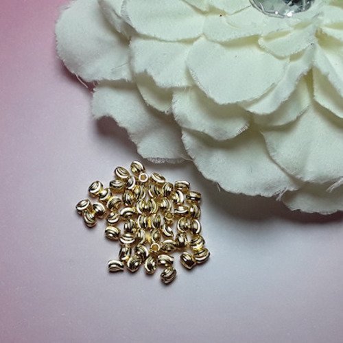Perle ovale dorée ciselée 3.6x2.8mm trou de 1mm cuivre par lot de 25