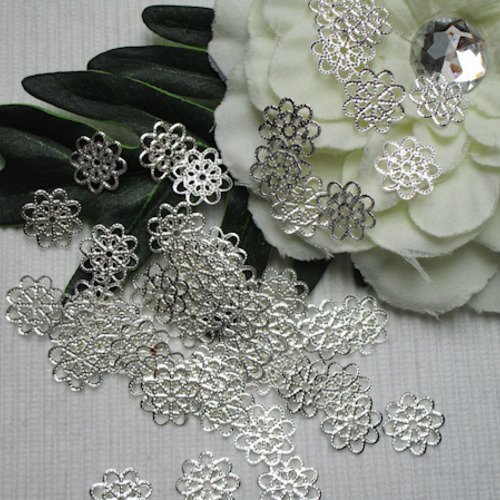 Lot de 8 estampes fleurs filigranées argenté blanc 14x0.4mm