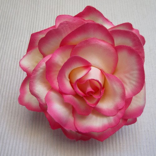 Grosse fleur rose et ivoire de 12cm froufrou tissu peau de pêche au verso pince broche