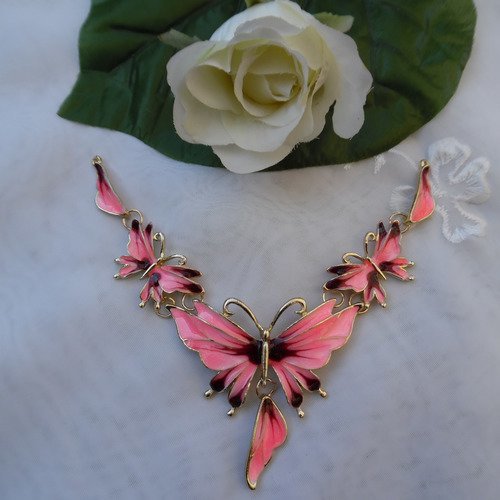 Support collier papillon émail, articulé doré rose bordeaux de 13x11.5cm