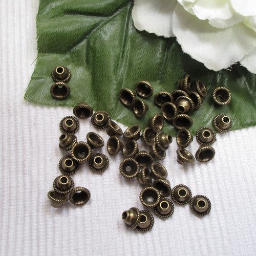  lot de 8 coupelles bronze 8.2x4.7mm bord ciselé trou de 2.1 à 5mm