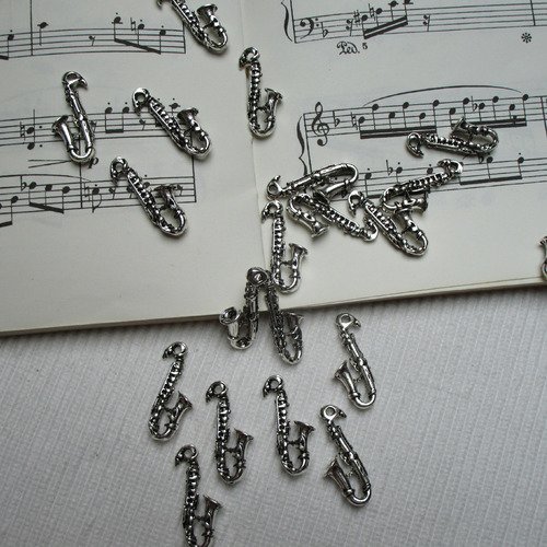 Lot de 2 pendentifs "saxophone" 3d ciselé 25x10mm épaisseur de 5mm argent tibétain 