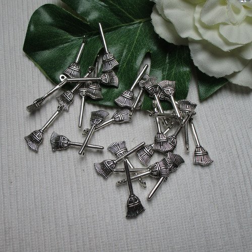 Lot de 4 breloques balai de sorcière magicien 27.5x10mm argent tibétain