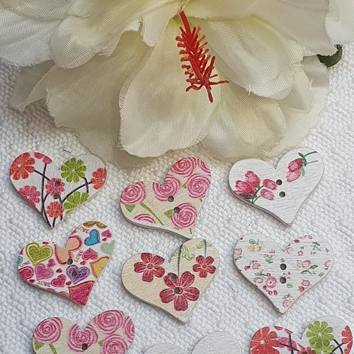Lot de 5 boutons coeur à fleur 30x24x2.5mm mixte bois
