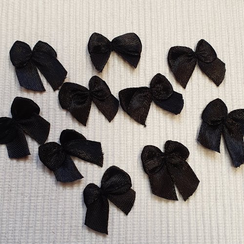 Lot de 15 petits noeuds noir 2.2x2.2cm satin
