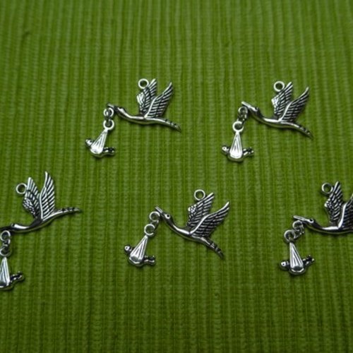 1 breloque cigogne avec bébé dans drap articulé argent tibétain 3.1x2.4cm