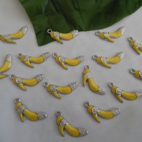  lot de 2 breloques chaussure à talon femme émail jaune argent tibétain 16x20mm