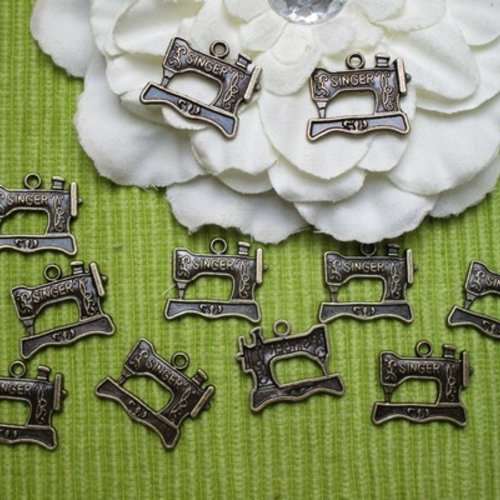 Lot de 3 breloques machine à coudre écrit singer bronze 17x22mm