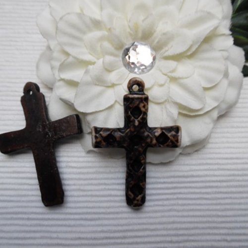 1 croix style médiéval en résine marron beige 6.4x4.3cm