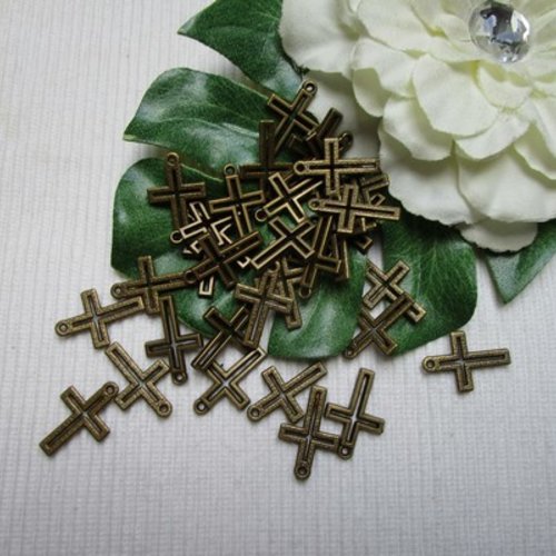 Lot de 4 breloques croix de 22x15mm ajourées bronze
