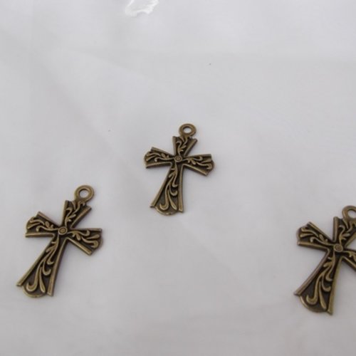 Lot de 2 breloques croix avec motif ciselé bronze 38x24.5mm