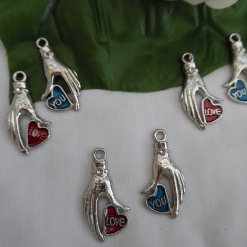 Lot de 2 breloques mains tenant un coeur (1 bleu + 1 rouge) argent tibétain31x16.5mm