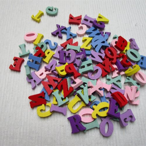 Lot de 26 appliques lettres alphabet de couleurs mixtes en bois à coller 15x12mm 