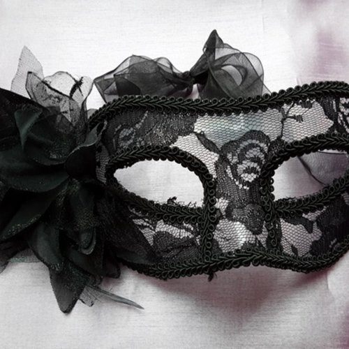 Masque m6 de fêtes en dentelle noire rigide avec fleur 25x9cm