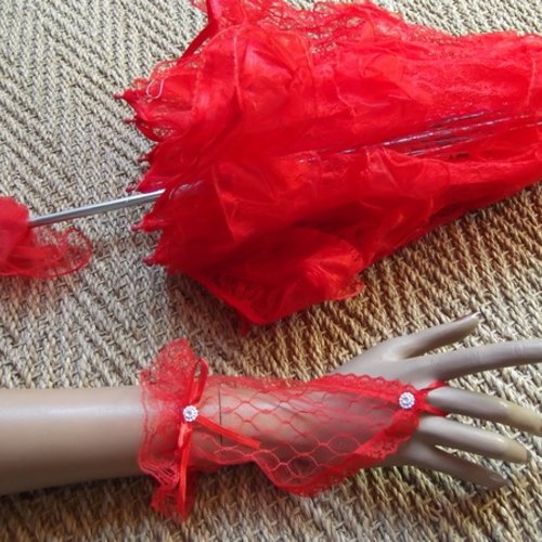 Paire de gant mitaine en dentelle et satin rouge